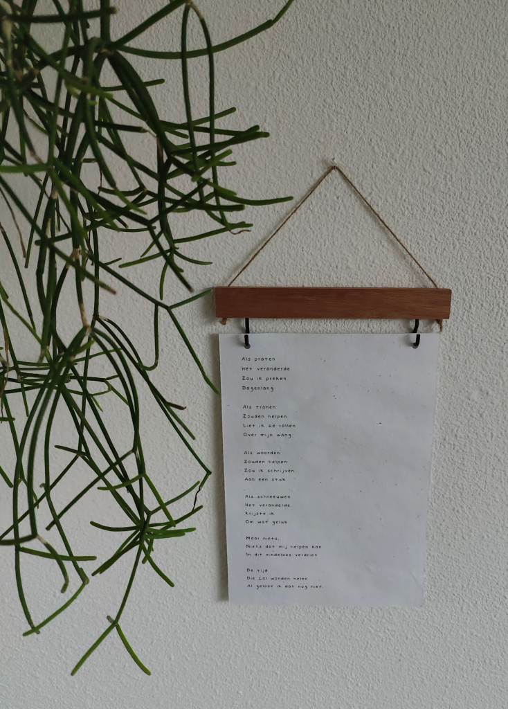 Een Kan En Een Vaas Van Gouds Glansplateel, Versierd Met Meerkleurige Decors. Onderaan Gemerkt Jaren 20 Gaaf